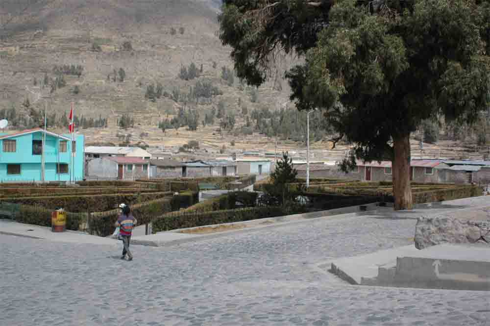 174 - Peru - valle del Colca, Maca, plaza de armas